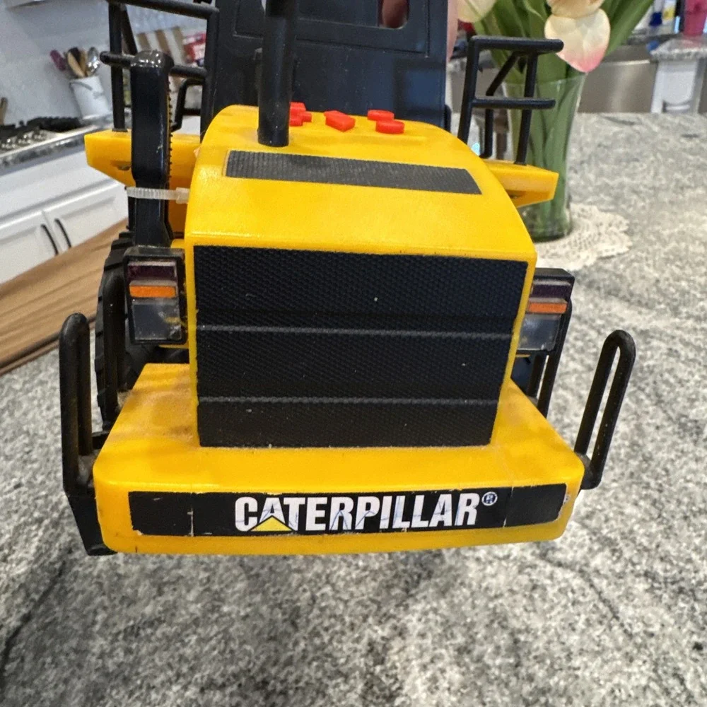 CAT Caterpillar‎ Bulldozer Construction Vehicle moves Sounds Lights Works 12